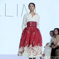 Fashion show koleksi batik karya Wilsen Willim bertemakan Yang Hancur dan Kembali: Project Restore di Fashion Nation 2023, Senayan City, Jakarta, Kamis [21/9/2023]. Foto: Mohammad Abduh/detikcom.