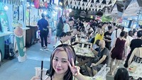 Salah satunya ketika penyanyi bernama asli Cupi Warsita itu menikmati minuman segar di Jodd Fairs, Bangkok, Thailand. Foto: Instagram @cupitagobas19