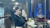 Wanita kelahiran 1992 itu juga sempat menikmati daging panggang di sebuah restoran bergaya Korean BBQ. Foto: Instagram @cupitagobas19