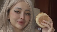 Tampaknya, penyanyi 31 tahun ini tidak hanya kulineran di restoran. Ia juga sempat memamerkan burger yang sepertinya ia beli lewat online. Foto: Instagram @cupitagobas19