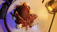 Di Lima Bay Bali, artis kelahiran Bandung itu menikmati hidangan dessert cokelat. Sepertinya enak ya? Foto: Instagram @cupitagobas19