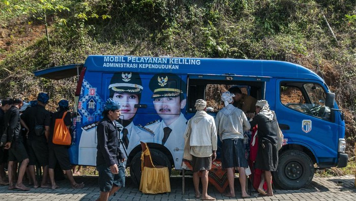 Petugas melayani warga Suku Badui saat pelayanan pembuatan KTP Elektronik di Binong Raya, Lebak, Banten, Selasa (26/9/2023). Layanan pembuatan KTP elektronik dengan mendatangi pemukiman Suku Badui tersebut guna mempermudah akses warga suku pedalaman dalam memperoleh dokumen kependudukan dan pembuatan KTP elektronik. ANTARA FOTO/Muhammad Bagus Khoirunas/hp.