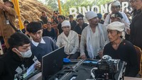 Petugas melayani warga Suku Badui saat pelayanan pembuatan KTP Elektronik di Binong Raya, Lebak, Banten, Selasa (26/9/2023).  