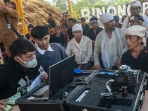 Momen Warga Suku Badui Antre Bikin e-KTP