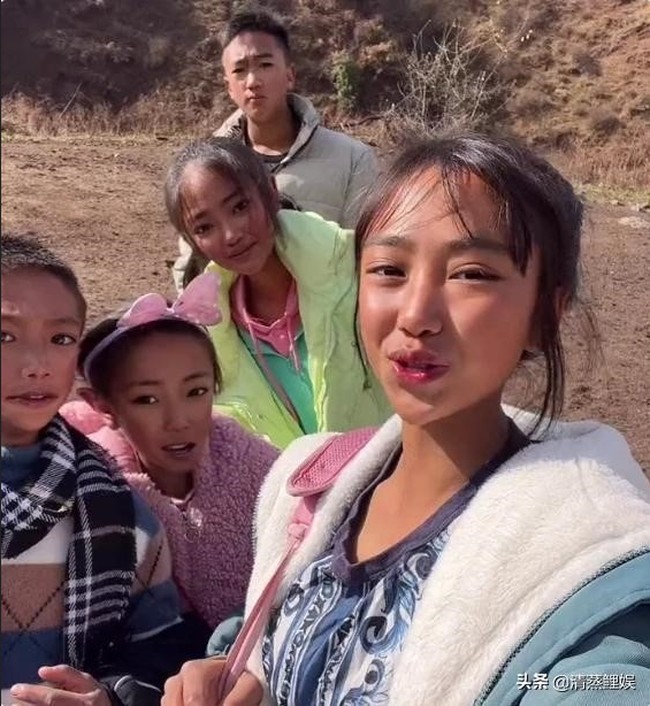 Liangshan mengaku bahwa kedua orang tuanya telah meninggal karena itu ia harus berhenti sekolah. Ia mengatakan harus mulai bekerja di usia 14 tahun untuk membiayai adik-adiknya makan dan sekolah. Dikatakan Liangshan sudah bekerja keras selama lima tahun sebelum akhirnya menemukan dunia media sosial. Foto: Dok. Douyin