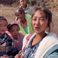 Liangshan mengaku bahwa kedua orang tuanya telah meninggal karena itu ia harus berhenti sekolah. Ia mengatakan harus mulai bekerja di usia 14 tahun untuk membiayai adik-adiknya makan dan sekolah. Dikatakan Liangshan sudah bekerja keras selama lima tahun sebelum akhirnya menemukan dunia media sosial. Foto: Dok. Douyin