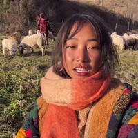 Liangshan Mengyang adalah gadis cantik yang mengaku berasal dari sebuah daerah terpencil di Daliangshan, Sichuan, China. Ia sering mengunggah video yang memperlihatkan suasana pedesaan sekaligus kemiskinannya. Foto: Dok. Douyin