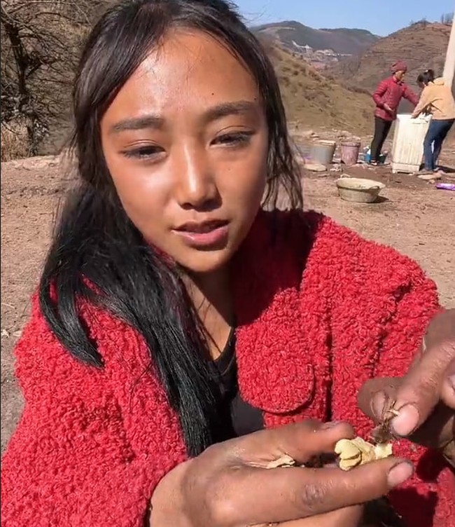 Wanita tersebut juga dikatakan berusia lebih tua dari yang disebutkannya dan sudah memiliki tiga anak. Ia pun disebut sering menyewa anak-anak untuk berperan sebagai adik-adiknya. Cerita Liangshan semakin diyakini hanya bualan ketika terungkap bahwa sekolah di daerahnya seharusnya gratis. Foto: Weibo