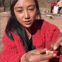 Wanita tersebut juga dikatakan berusia lebih tua dari yang disebutkannya dan sudah memiliki tiga anak. Ia pun disebut sering menyewa anak-anak untuk berperan sebagai adik-adiknya. Cerita Liangshan semakin diyakini hanya bualan ketika terungkap bahwa sekolah di daerahnya seharusnya gratis. Foto: Weibo