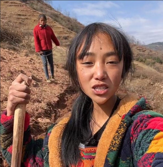 Tapi sepandai-pandainya bermain peran, kebohongan Liangshan akhirnya terungkap. Kecurigaan netizen padanya berawal ketika wanita itu mulai mendapatkan banyak donasi dari siaran langsung dan hasil jualan sayur secara online. Tapi kondisi keluarganya tidak tampak membaik dan masih menjual konten kemiskinan. Foto: Weibo