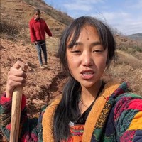 Tapi sepandai-pandainya bermain peran, kebohongan Liangshan akhirnya terungkap. Kecurigaan netizen padanya berawal ketika wanita itu mulai mendapatkan banyak donasi dari siaran langsung dan hasil jualan sayur secara online. Tapi kondisi keluarganya tidak tampak membaik dan masih menjual konten kemiskinan. Foto: Weibo