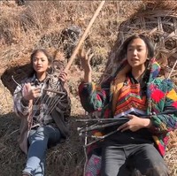 Beberapa sumber mengatakan melihat wanita muda itu tidak hidup miskin bahkan kerap mengendarai mobil dan mengenakan baju mewah. Adapun laporan mengenai Liangshan tinggal di vila mewah dan memiliki Mercedes-Benz. Foto: Weibo