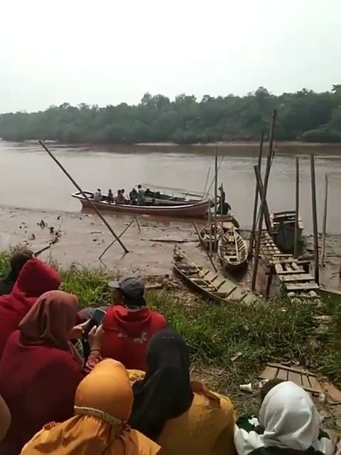 Warga ramai-ramai mencari pemancing yang diterkam buaya di Banyuasin.
