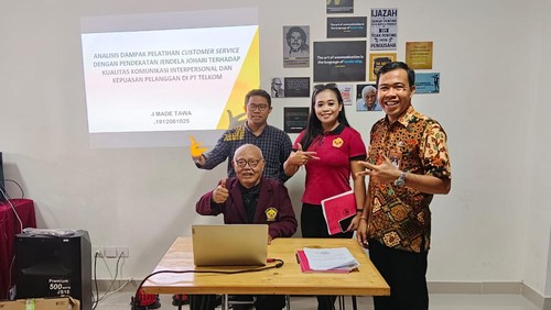 Made Tawa, kakek berusia 80 tahun saat mengikuti ujian proposal skripsi di STAHN Mpu Kuturan Singaraja, Buleleng, Bali, Selasa (26/9/2023). (Made Wijaya Kusuma)