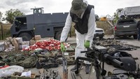 Petugas polisi Kosovo memamerkan senjata dan peralatan militer tentara Serbia yang disita selama operasi polisi di desa Banjska, Kosovo, Senin (25/9/2023).