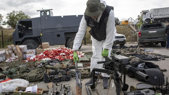 Makin Memanas, Polisi Kosovo Pamer Senjata Sitaan Milik Tentara Serbia Kosovo police officers display seized weapons and military equipment during the police operation in the village of Banjska displayed in police camp in Mitrovica, Kosovo, Monday, Sept. 25, 2023. Tensions between Serbia and Kosovo flared anew over the weekend when some 30 heavily armed Serbs barricaded themselves in an Orthodox monastery in northern Kosovo, setting off a daylong gunbattle with police that left one officer and three attackers dead. (AP Photo/Visar Kryeziu)