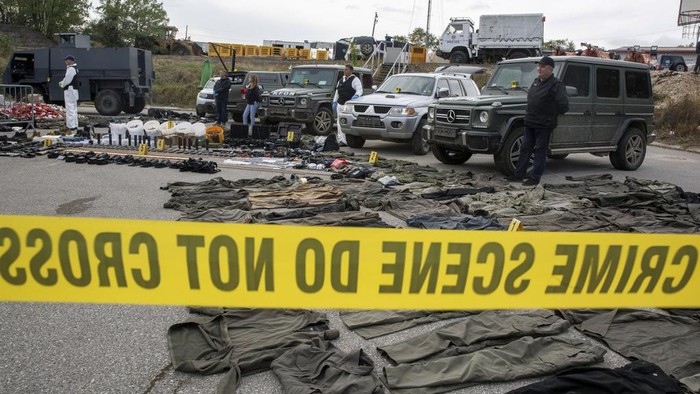 Makin Memanas, Polisi Kosovo Pamer Senjata Sitaan Milik Tentara Serbia Kosovo police officers display seized weapons and military equipment during the police operation in the village of Banjska displayed in police camp in Mitrovica, Kosovo, Monday, Sept. 25, 2023. Tensions between Serbia and Kosovo flared anew over the weekend when some 30 heavily armed Serbs barricaded themselves in an Orthodox monastery in northern Kosovo, setting off a daylong gunbattle with police that left one officer and three attackers dead. (AP Photo/Visar Kryeziu)