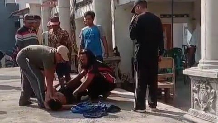 Maling motor babak belur dihajar massa.