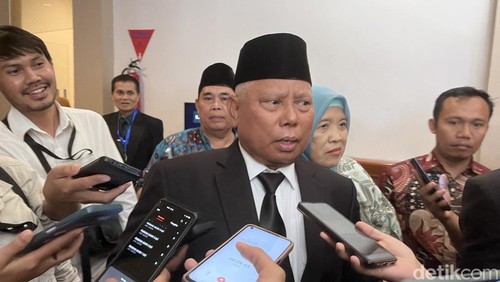 Mantan Bupati Lombok Timur dua periode Sukiman Azmi saat ditemui pada Selasa (26/9/2023) di Mataram.