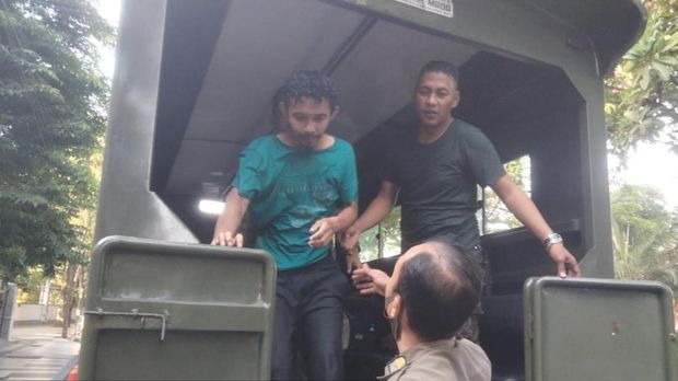 Momen memorable petugas Satpol-PP Kota Surabaya saat merayu bapak-bapak di kolam air mancur Alun-alun Surabaya.