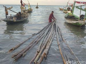 Dilema Nelayan Saat Gelombang Tinggi: Ikan Berlimpah Tapi Bahaya Mengancam