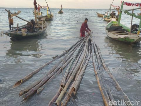 Nelayan di Kampung Nambangan, Surabaya.