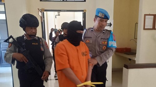 Pelaku curanmor digiring petugas saat konferensi pers di Mapolsek Melaya, Kabupaten Jembrana, Selasa (26/9/2023).