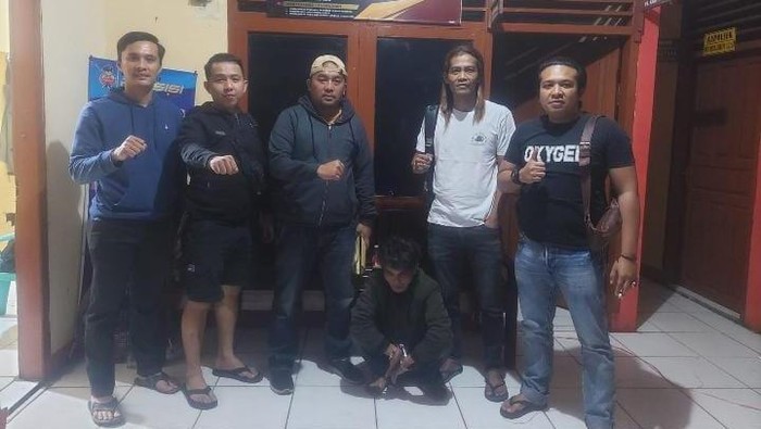 Firdaus (jongkok) ditangkap atas kasus pemerkosaan adik iparnya yang masih di bawah umur.