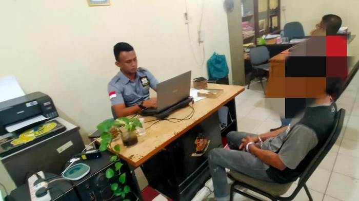 Pelaku SB saat diperiksa oleh penyidik usai diamankan. ( Foto: dok Polres Bintan)