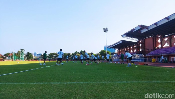 Pemain Persebaya latihan di lapangan Thor Surabaya