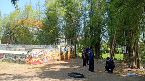 Sejumlah petugas saat memasang lampu di area skate park, Jembrana, pada Selasa (26/9/2023). Skate park tersebut sempat dikeluhkan karena gelap dan jorok.