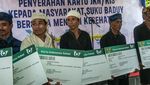 Potret Warga Badui Terima Kartu JKN-KIS