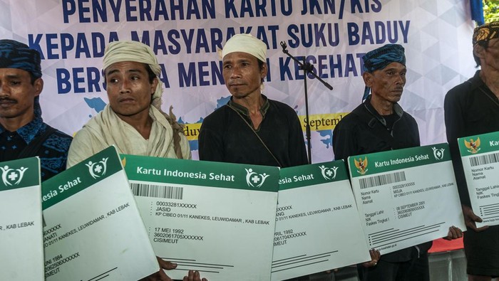 Warga Suku Badui menerima Kartu Indonesia Sehat (KIS) di Binong Raya, Lebak, Banten, Selasa (26/9/2023). Bantuan Jaminan Kesehatan Nasional Kartu Indonesia Sehat (JKN-KIS) oleh pemerintah tersebut sebagai bentuk peningkatan kesejahteraan masyarakat Suku Badui guna dapat memperoleh pelayanan kesehatan yang memadai. ANTARA FOTO/Muhammad Bagus Khoirunas/hp.