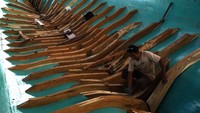 Pekerja menyelesaikan pembuatan kapal nelayan di Kelurahan Bungkutoko, Kendari, Sulawesi Tenggara, Senin (25/9/2023).