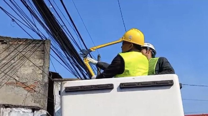 Pemkot Depok mulai menertibkan kabel semrawut di Jalan Tole Iskandar, Sukmajaya, Depok, Jawa Barat, Selasa (26/9/2023).