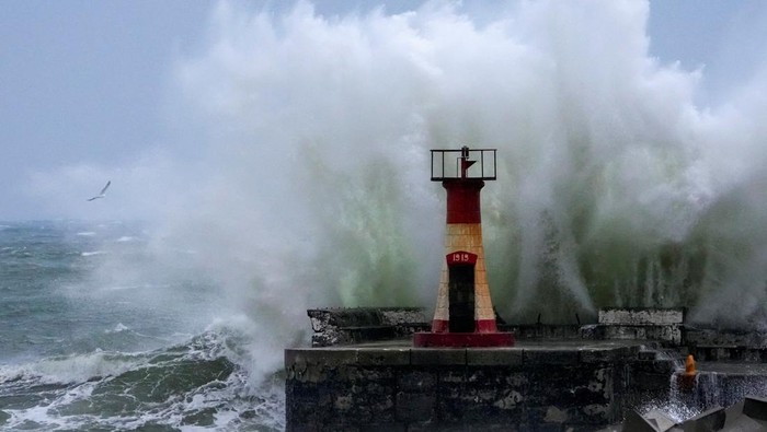 A storm swell breaks over Kalk Bay harbour during severe weather in Cape Town, South Africa September 25, 2023. REUTERS/Nic Bothma     TPX IMAGES OF THE DAY