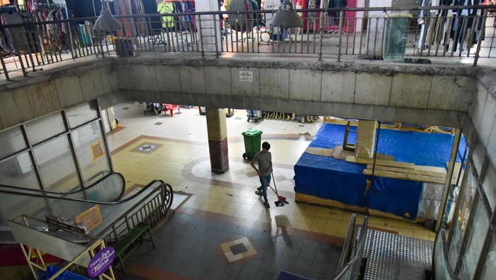 Suasana sepi di Pasar Petisah, Medan, Sumatera Urara, Selasa (26/9/2023). Sejumlah pedagang mengaku mengalami penurunan omzet sekitar 80-90 persen akibat maraknya penjualan pakaian secara daring yang berimbas pada sepinya pembeli dipasar tersebut. ANTARA FOTO/Fransisco Carolio/hp.