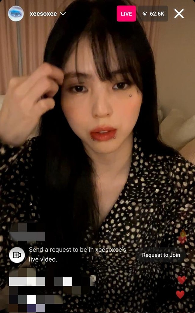 Saat mengadakan live Instagram, Han So Hee memperlihatkan dua tindik baru di bawah mata kirinya. Aktris yang digosipkan berpacaran dengan Song Kang itu mengaku hanya ingin mencoba penampilan baru.    Foto: dok. Instagram @xeesoxee