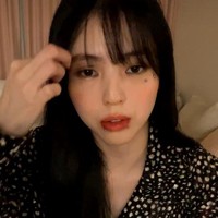 Saat mengadakan live Instagram, Han So Hee memperlihatkan dua tindik baru di bawah mata kirinya. Aktris yang digosipkan berpacaran dengan Song Kang itu mengaku hanya ingin mencoba penampilan baru.    Foto: dok. Instagram @xeesoxee