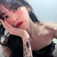 Terbaru, Han So Hee memamerkan tiga tindik di bawah bibirnya lewat postingan Instagram. Sejumlah netizen Korea menduga bintang drama Korea Gyeongseong Creature itu tengah mengalami tekanan batin, karena kembali ke imej lamanya secara tiba-tiba.    Foto: dok. Instagram @xeesoxee