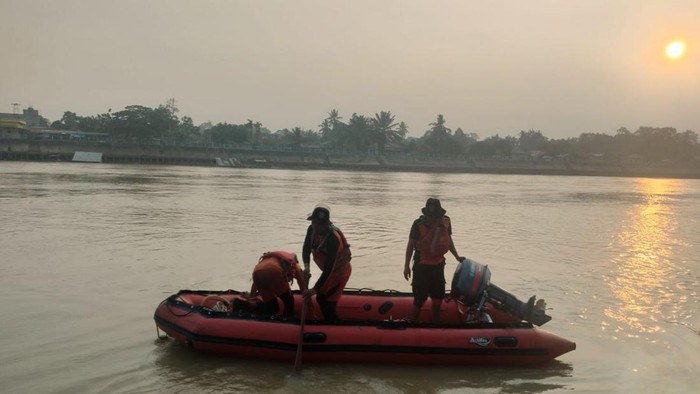 Pencarian 2 remaja yang hilang di sungai di Indragiri Hulu, Riau. (Dok Basarnas)