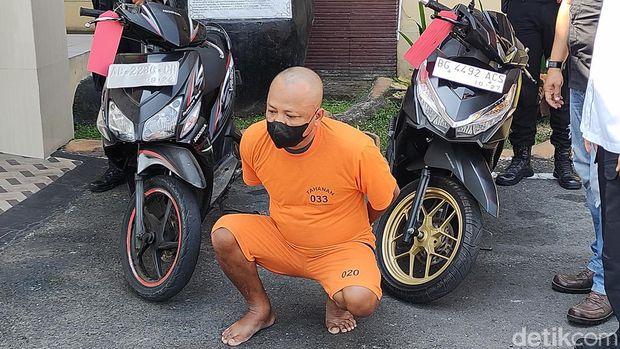 Pelaku MA bersama barang bukti kendaraan motor saat dihadirkan dalam jumpa pers di Mapolres Kulon Progo, Selasa (26/9/2023).