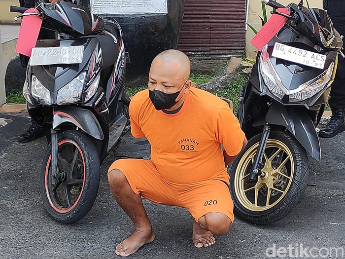 Pelaku MA bersama barang bukti kendaraan motor saat dihadirkan dalam jumpa pers di Mapolres Kulon Progo, Selasa (26/9/2023).