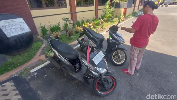 Pelaku MA bersama barang bukti kendaraan motor saat dihadirkan dalam jumpa pers di Mapolres Kulon Progo, Selasa (26/9/2023).