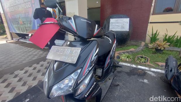 Pelaku MA bersama barang bukti kendaraan motor saat dihadirkan dalam jumpa pers di Mapolres Kulon Progo, Selasa (26/9/2023).