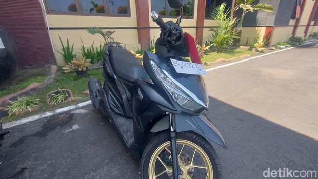 Pelaku MA bersama barang bukti kendaraan motor saat dihadirkan dalam jumpa pers di Mapolres Kulon Progo, Selasa (26/9/2023).