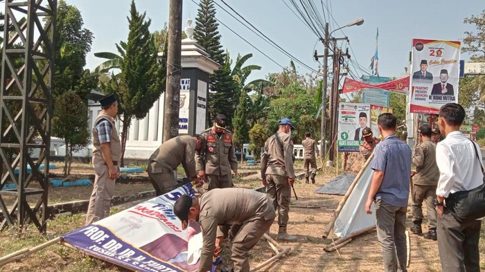 Penertiban baliho caleg di Pandeglang (Aris/detikcom)