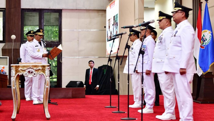 Penjabat (Pj) Gubernur Sulsel Bahtiar Baharuddin melantik tiga Pj bupati dan satu Pj wali kota.