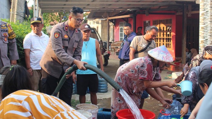 Polisi Salurkan 8000 Liter Air Ke Warga Alami Kekeringan Di Bojongsari Depok 4571