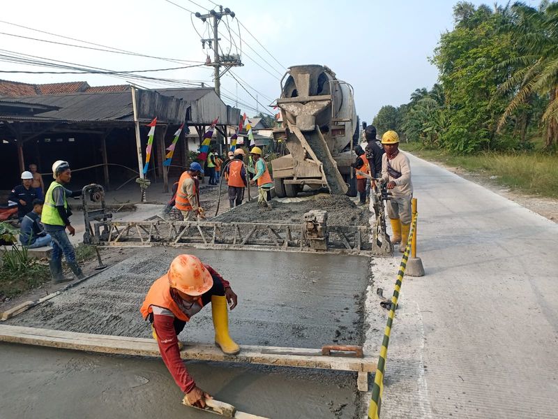 Perbaikan jalan di sekitar Rumbia, Lampung Tengah. (Dok DBMBK Provinsi Lampung)